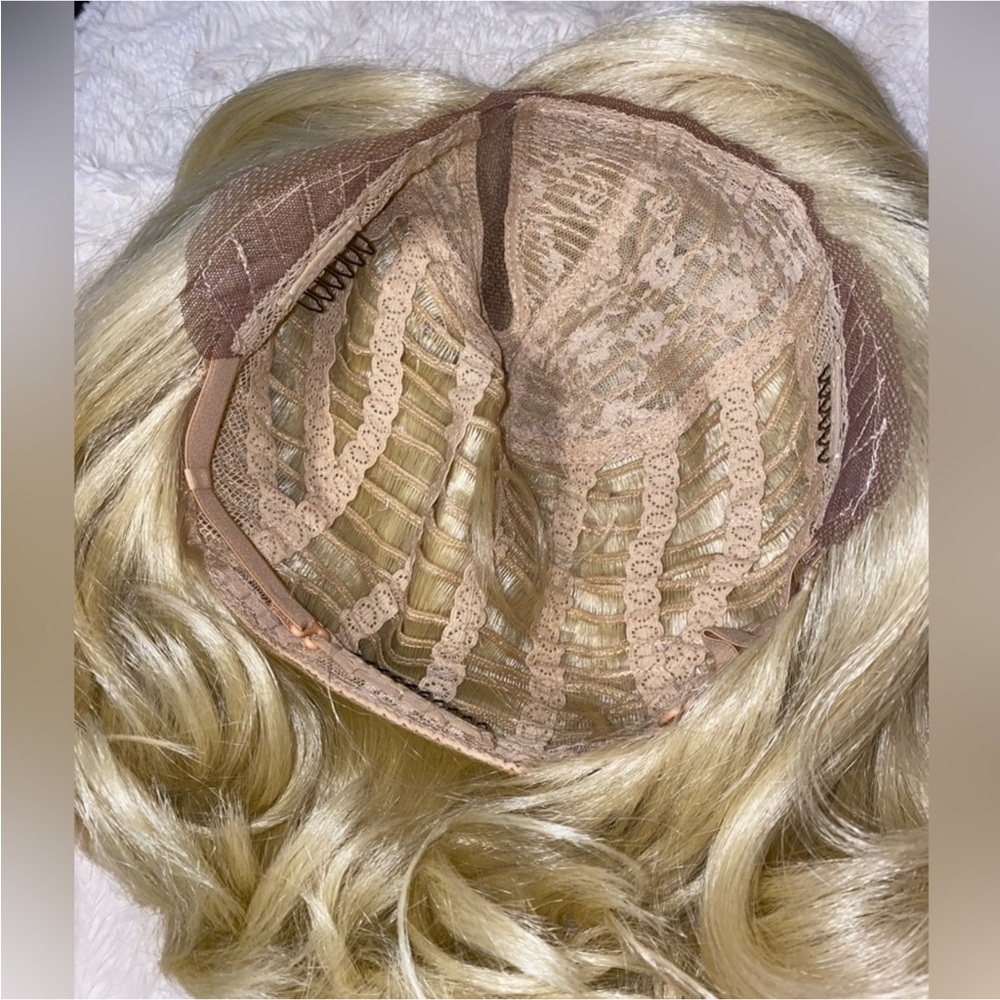 New Balance Golden Blonde Women's Wig - Picture 6 of 7